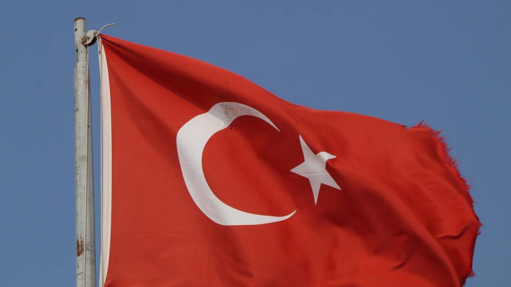 Burdur’da Türk bayrağına tüfekle zarar verildi