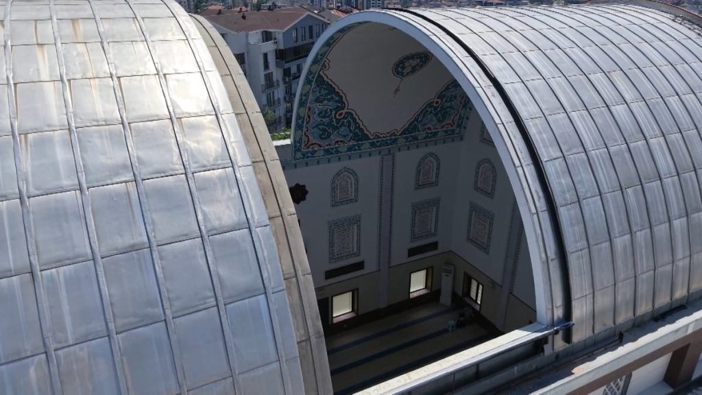 Bursa’da açılıp kapanan kubbeli, LED aydınlatmalı cami
