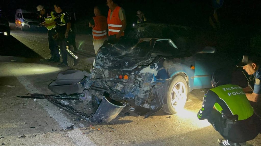 Bursa’da iki otomobil kafa kafaya çarpıştı: Anne ve 5 yaşındaki kızı hayatını kaybetti
