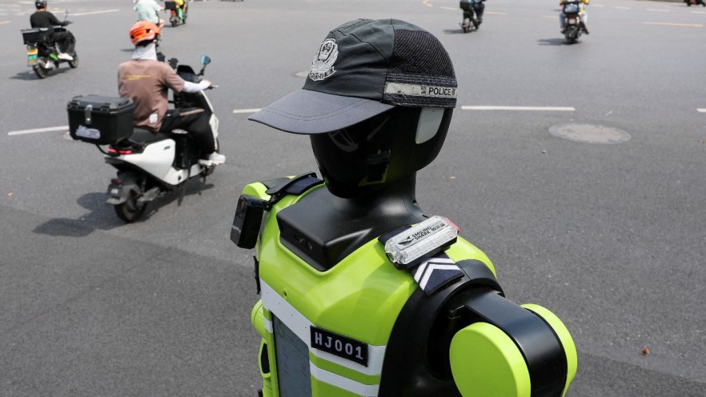 Çin’de yeni dönem: Trafik denetimi robotlara emanet