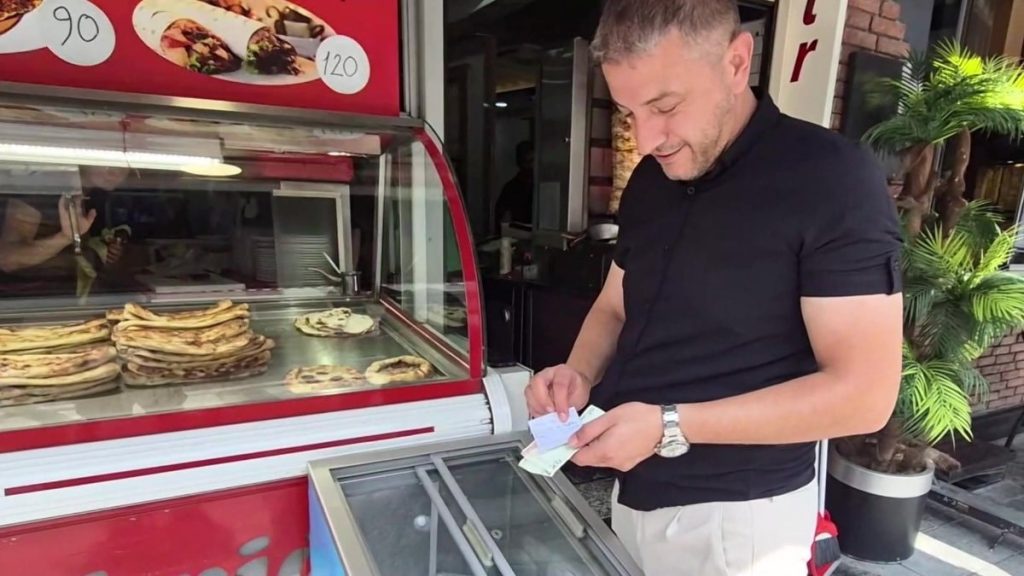 Düzce’de sabah dükkanına gelen esnaf karşılaştığı manzara ile duygulandı