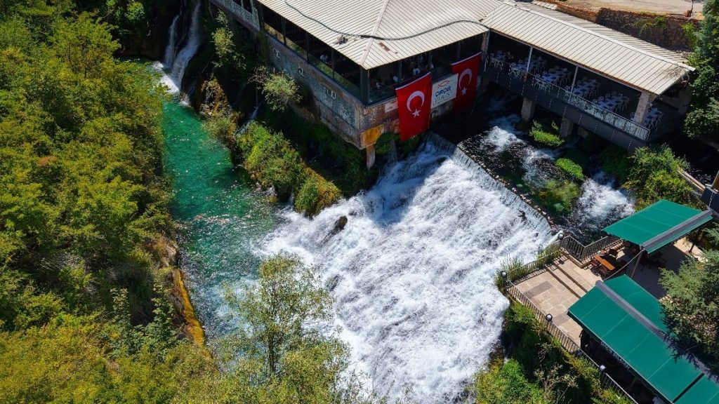 Elazığ’daki Çırçır Şelalesi yıllık yaklaşık 400 bin ziyaretçiyi ağırlıyor