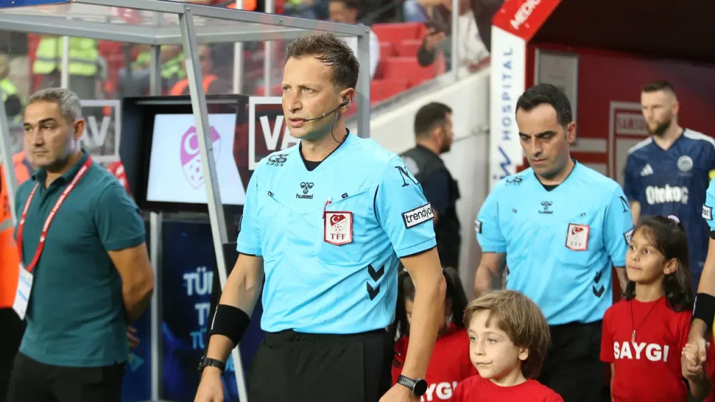 Eski hakemler, Samsunspor – Fenerbahçe maçını değerlendirdi: ‘VAR bunu görmüyor mu, bu tarz durumlar için orada’