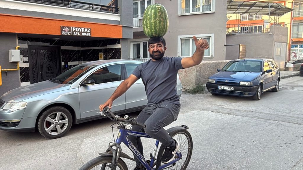 Eskişehir’de kafasında 40 kiloluk karpuz varken bisiklet sürüyor, halay çekiyor
