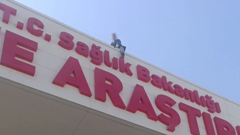 ‘Gazeteciler gelsin’ diyerek hastane çatısında intihara kalkıştı: ‘Karpuz keselim’ diyerek ikna ettiler