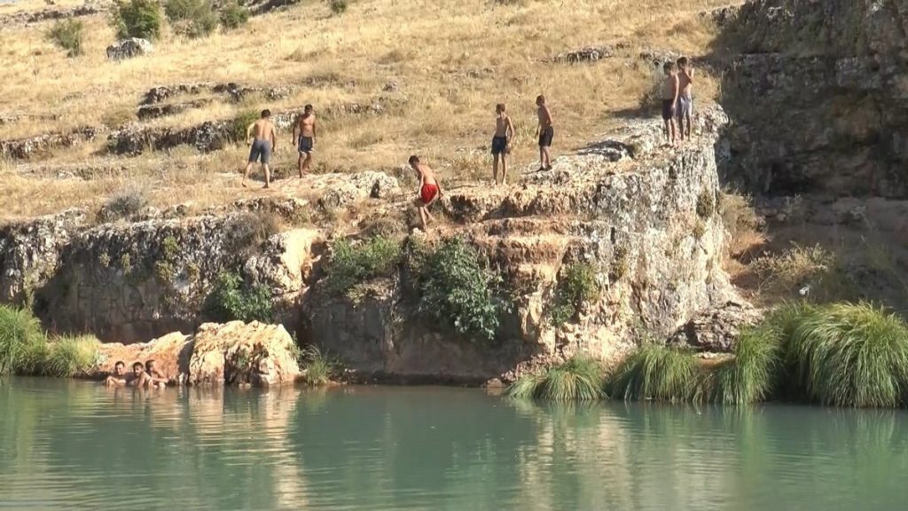 Gaziantep’te sıcak hava etkili oldu: Bunalan gençler Sıtma Pınar Çayı’na akın etti