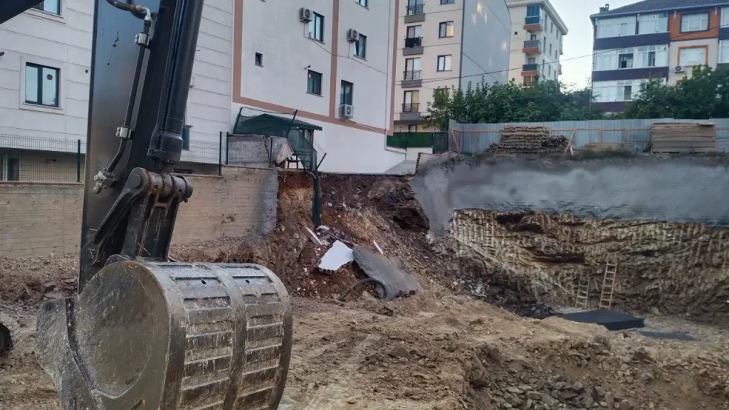 Gece yarısı panik anları… İstanbul’da istinat duvarı çöktü: 32 kişi tahliye edildi