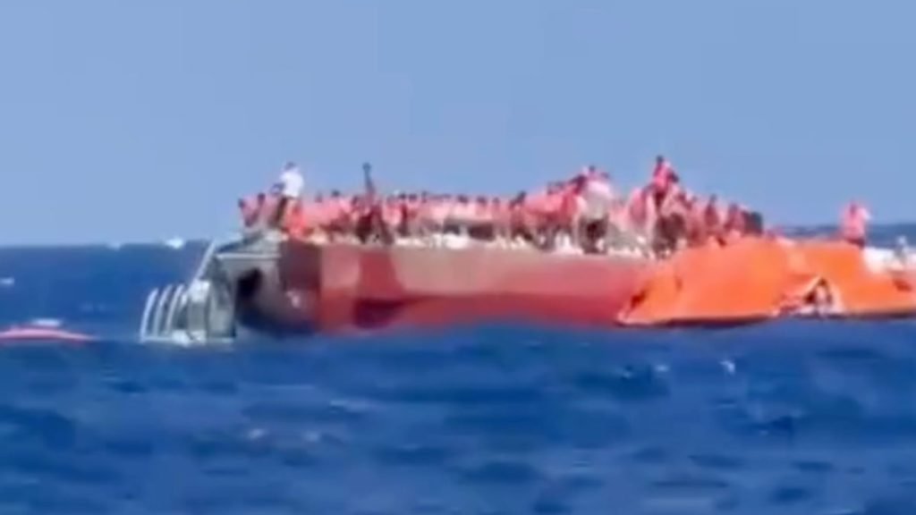 Girne açıklarında yolcu gemisi battı: Arama-kurtarma çalışmaları devam ediyor.