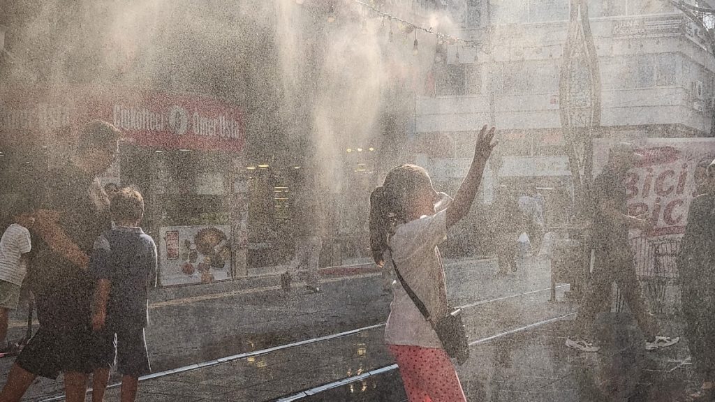 Hatay’da iş yerinin önüne fıskiye sistemi kurdu: Kavurucu sıcakta nefes oldu