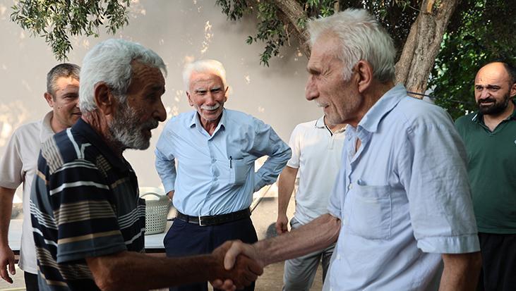 İbretlik buluşma! El sıkışıp helalleştiler: Olan oldu, biz düşman değiliz