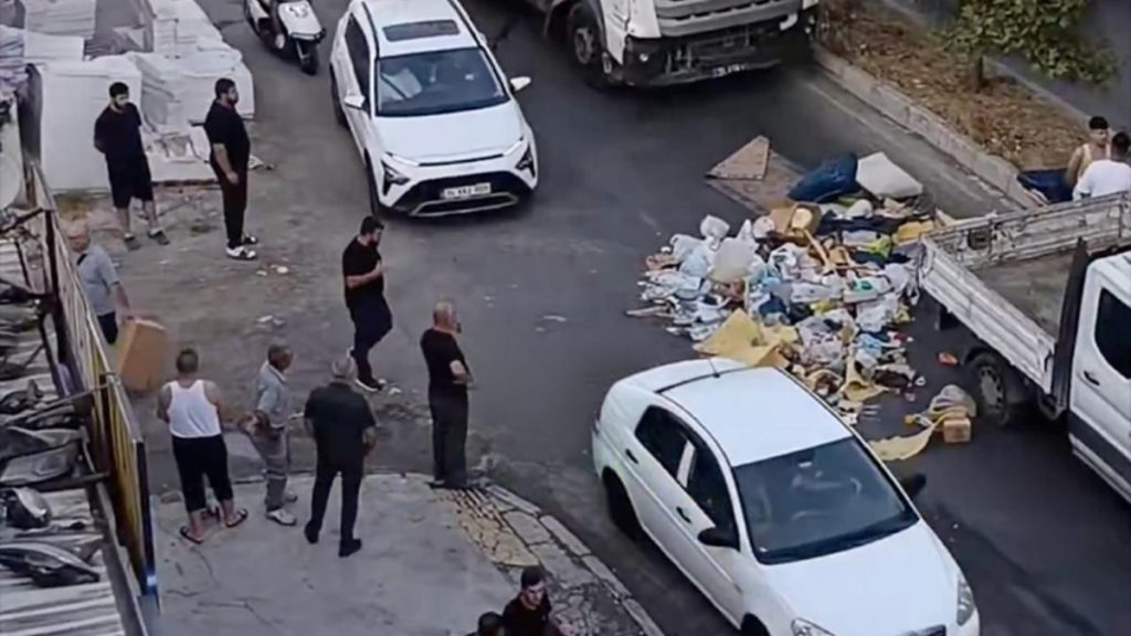İzmir’de çöp sorununu ‘eyleme’ döktü: Alınmayan çöpleri yolun ortasına taşıdı
