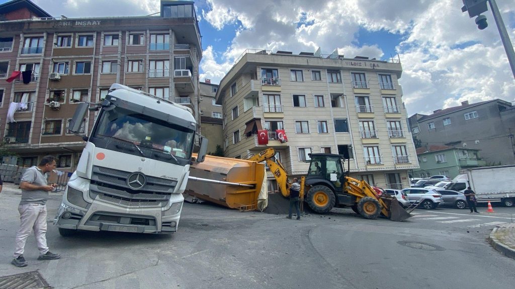 Kağıthane’de korku dolu anlar! Damper havadayken bir anda yan yattı