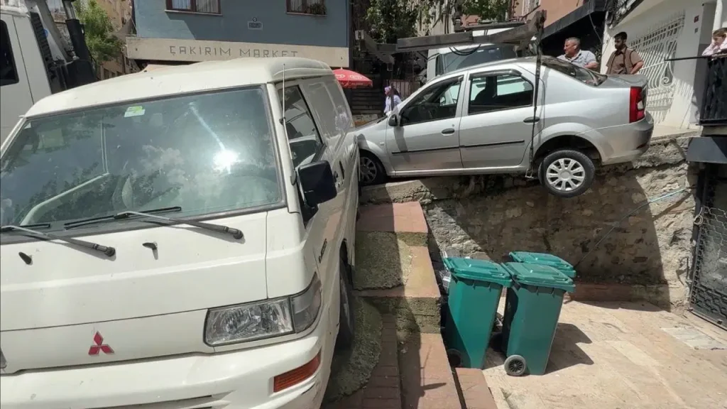 Kargo aracının çarptığı otomobil askıda kaldı: ‘Daha önce de aynısını yaşadım’