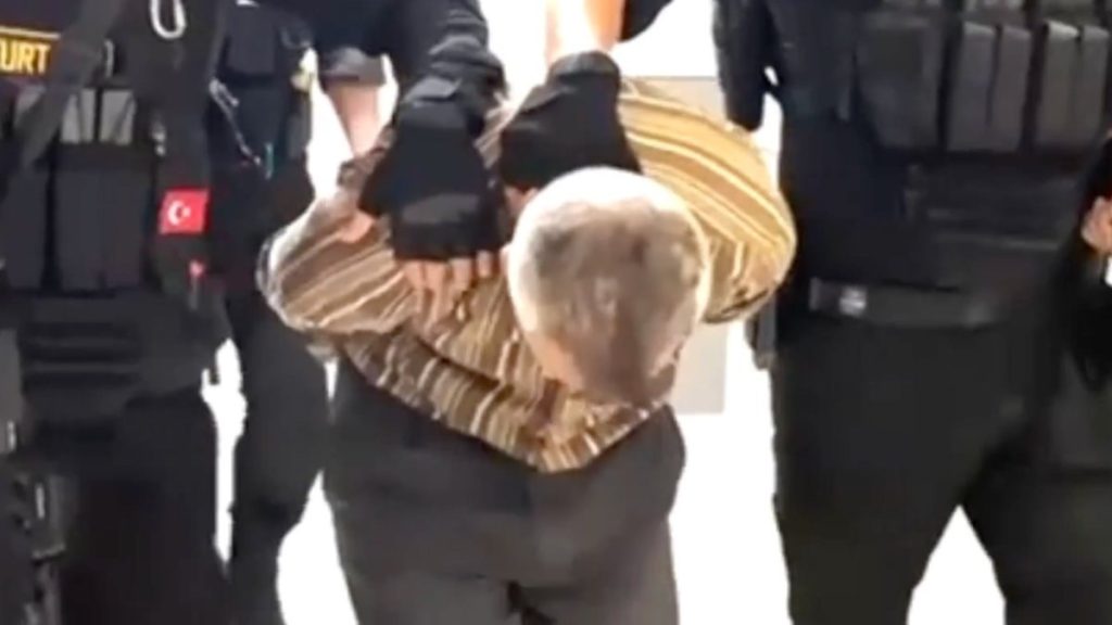 Kırmızı bültenle aranan FETÖ’cü Burkay Karatepe’nin yakalanma görüntüleri paylaşıldı