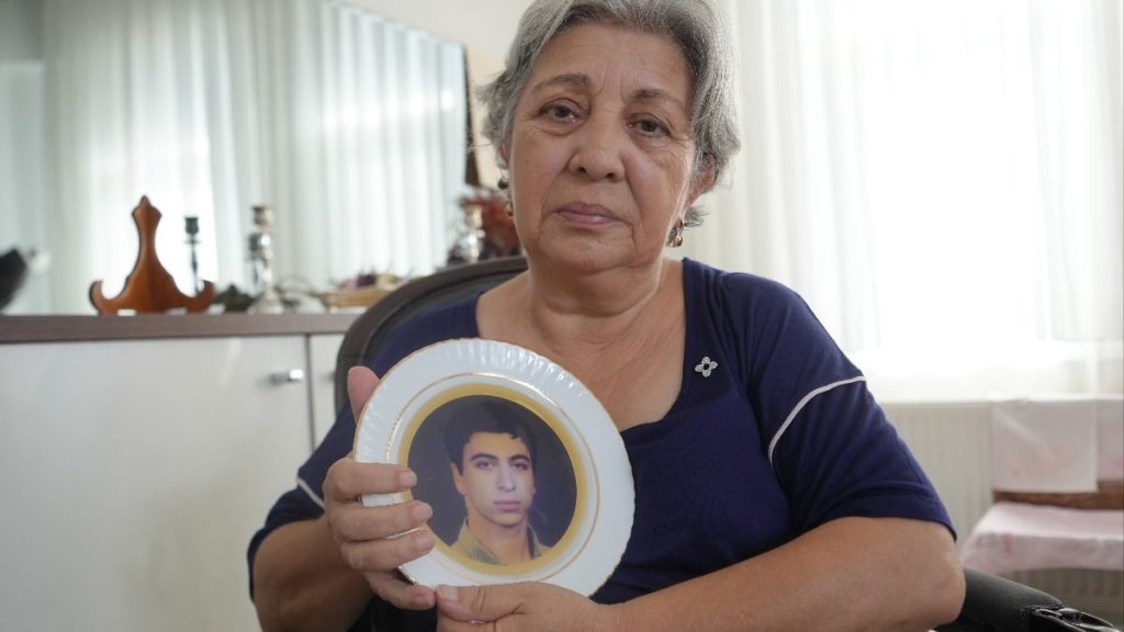Kocaeli’de 18 mezar açtıran depremzede, 4 yıl sonra oğlunun cenazesine ulaştı