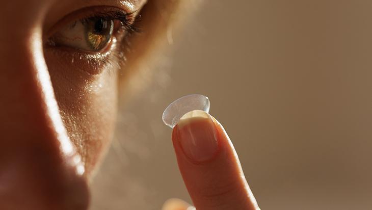 Kontakt lensle denize ve havuza girenler dikkat! Görme kaybına kadar ilerleyebilir