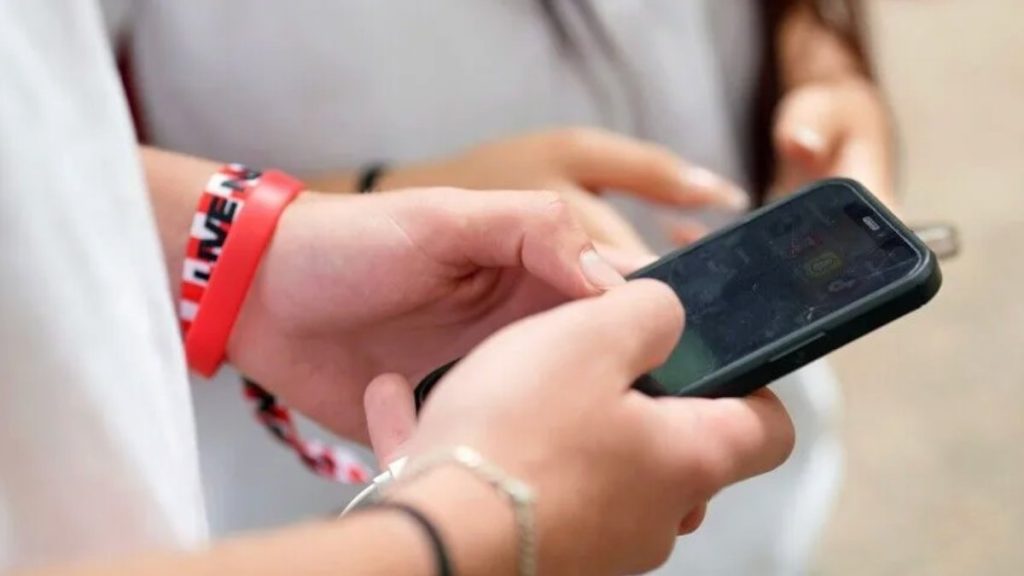Küçük yaşta sosyal medya kullanımı okul başarısını etkiliyor