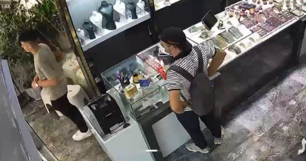 Kuyumcuda 580 bin liralık bilezik hırsızlığı! Kaçarken kapıya çarptı, esnaf peşine düştü