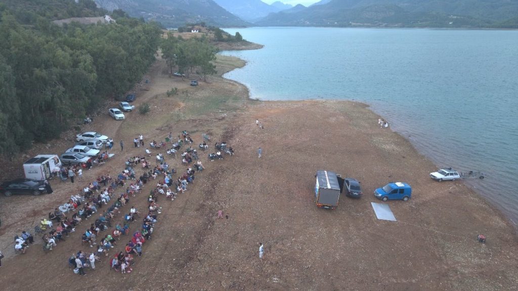 Londra’da gördüğü açık hava sinemasını Adana’da hayata geçirdi