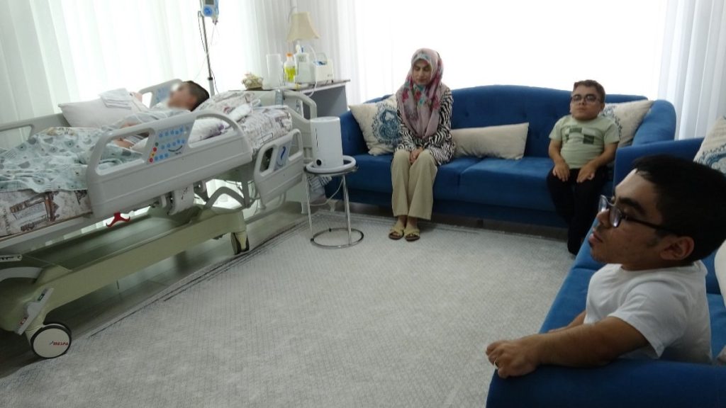 Malatya’da bir kadın 3 engelli çocuğuna tek başına bakıyor