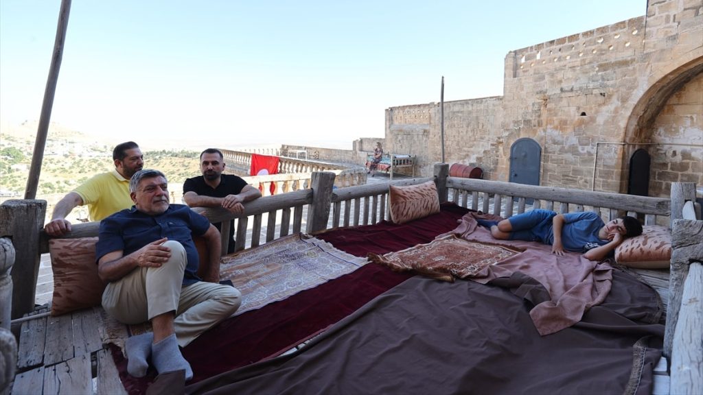 Mardin’in kavurucu sıcağında ‘dam palas’ geleneği