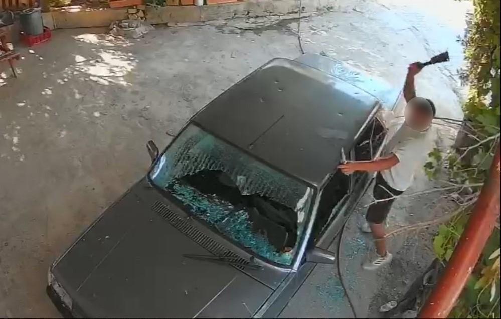 Mersin’de eski erkek arkadaş dehşeti! Satırla otomobile saldırdı, KADES ihbarıyla yakalandı