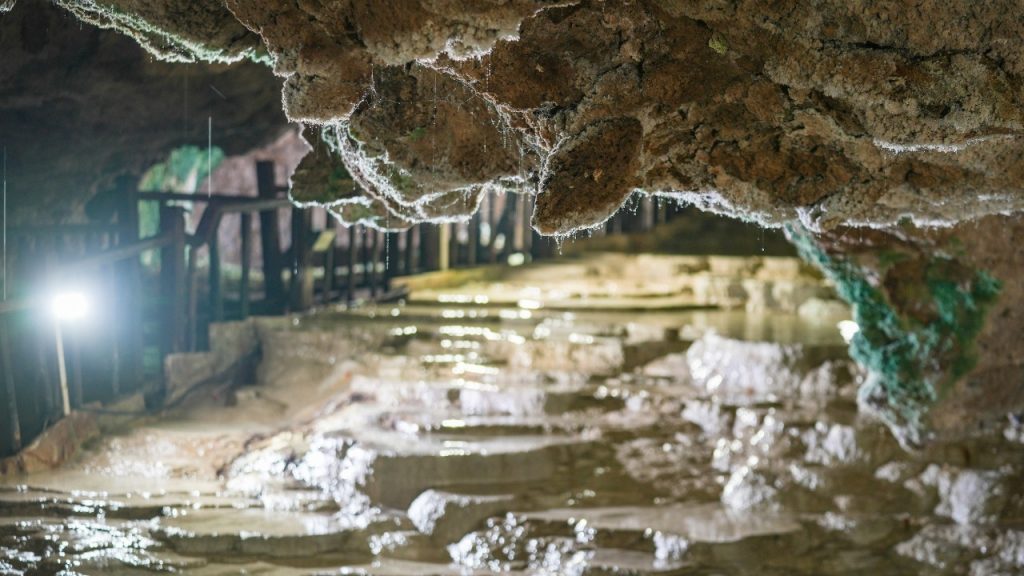 Pamukkale’nin yer altındaki ikizi dolup taştı: Yüz binlerce turist akın etti