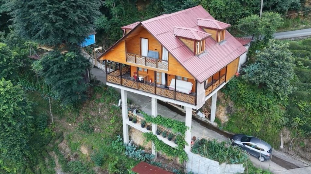 Rize’de ev yapacak arazi bulamadı, yol üzerine yaptı