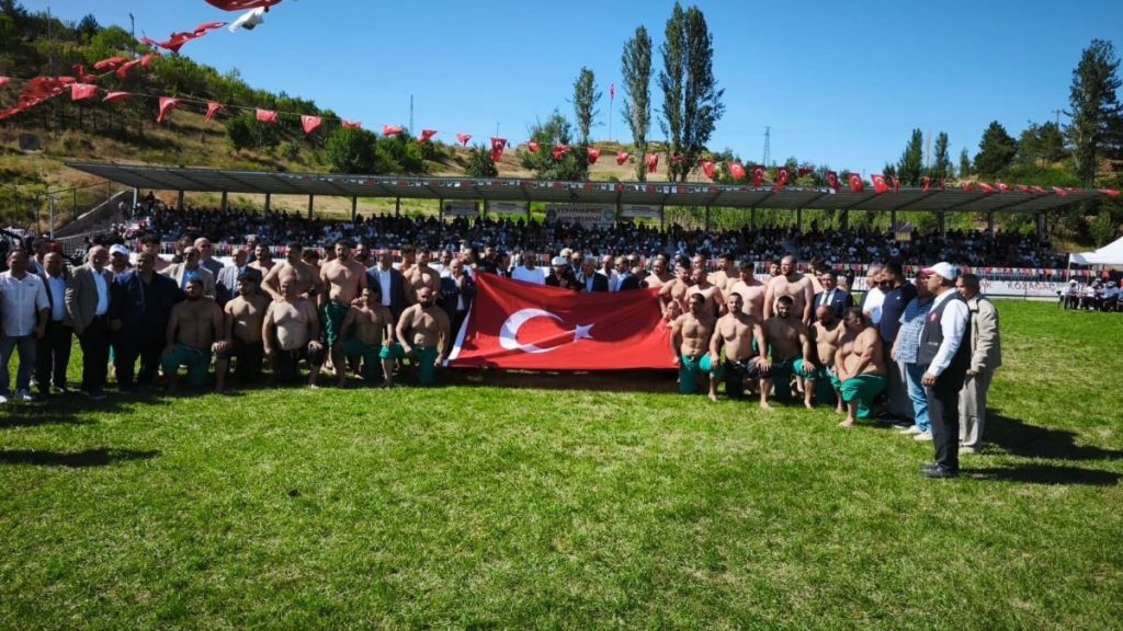 Sivas’ta Ahmet Ayık anısına düzenlenen Karakucak Güreşleri nefes kesti
