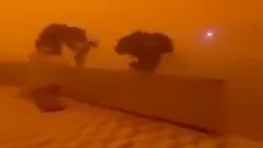 Suriye’de kum fırtınası: Görüş mesafesini sıfıra indirdi