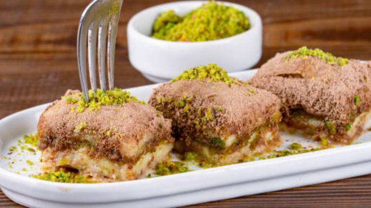 Sütlü soğuk baklava nasıl yapılıyor? Kahvaltılık gevreği toz haline getirin: Sırrı şerbette