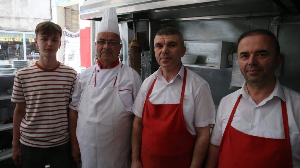 Tokat’ta 58 yıllık ustalık aynı tezgahta: Üç kuşak omuz omuza çalışıyor
