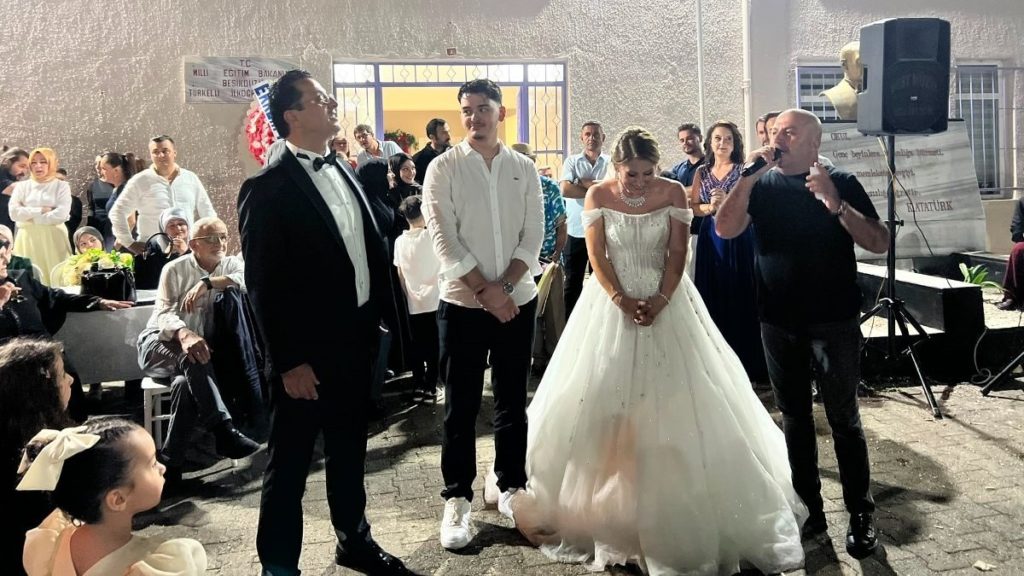 Trabzon’da 25 yıllık evliliklerini hayallerindeki düğünle taçlandırdılar