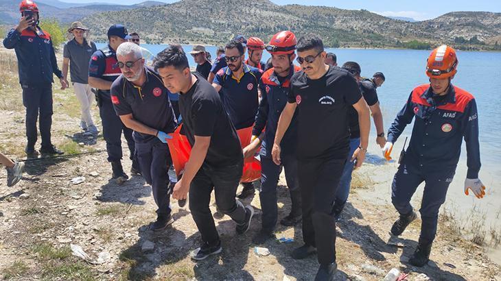 Uzaktan kumandalı yemleme botunu kurtarmak için suya girdi, balçığa saplanıp öldü