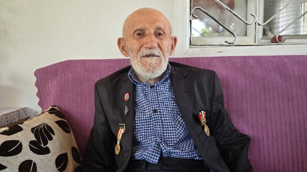 96 yaşındaki Kore Gazisi Şevki Kanak, savaş yıllarını gözyaşlarıyla anlattı