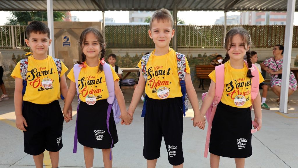Adana’da dördüzlerin okul heyecanı: 7 yıllık evlat hasreti mutluluğa dönüştü