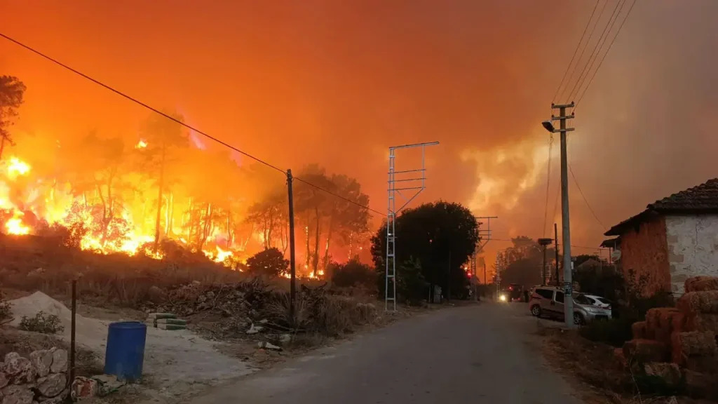 Antalya’da orman yangını! Çok sayıda ev tahliye edildi, 1 ev tamamen yandı