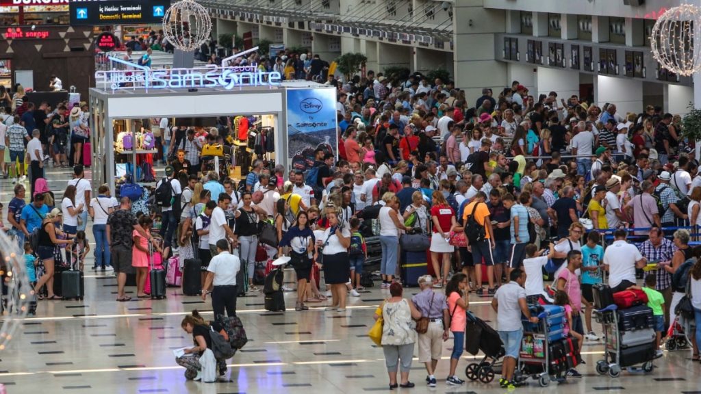 Antalya’ya 8 ayda 11 milyon turist geldi: Rus ve Almanların payı dikkat çekti
