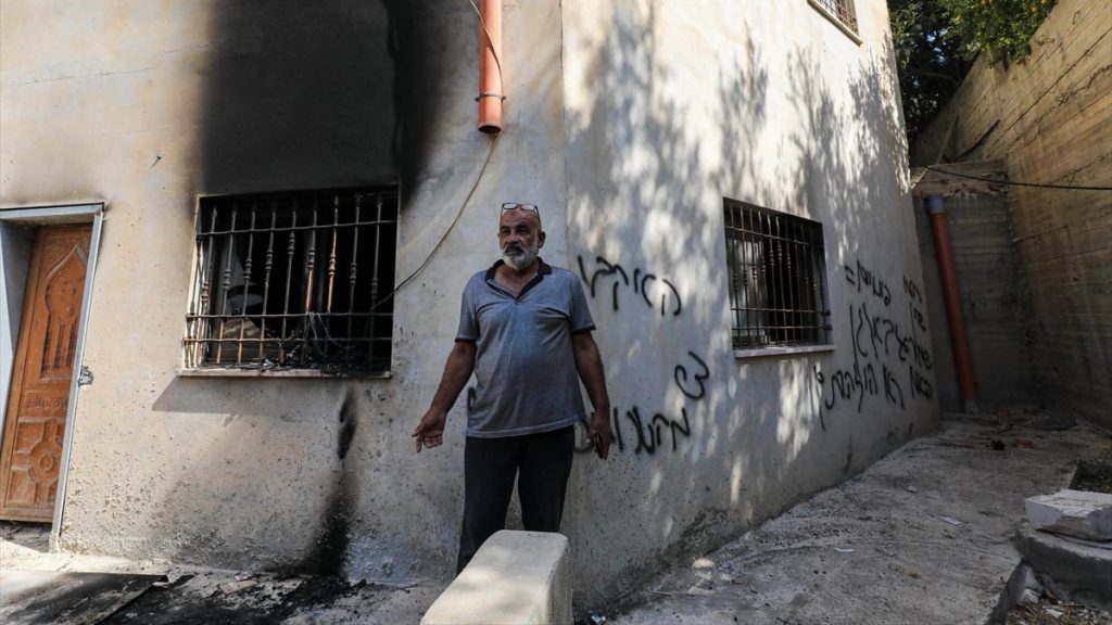 Batı Şeria’da camiye yönelik kundaklama girişimi: Duvarlara ırkçı mesajlar yazıldı