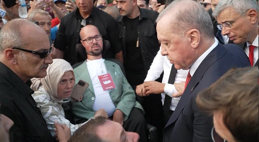Cumhurbaşkanı Erdoğan otobüsü durdurup yanına gitmişti! Engelli genç konuştu: Unutamayacağım bir andı