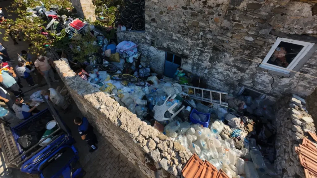Datça’da bir evden 5 ton çöp çıktı