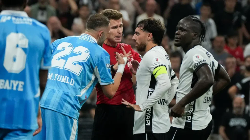 Eski hakemler Beşiktaş – Erzurumspor FK maçını yorumladı: İptal edilen golde karar doğru mu?