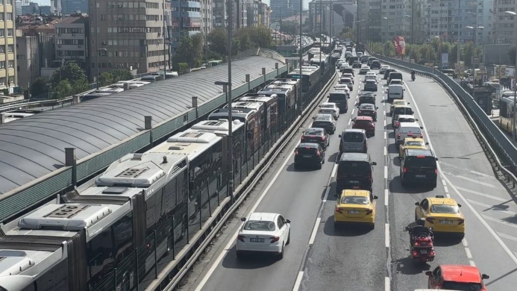 İstanbul’da arızalanan metrobüs yoğunluğa neden oldu: Vatandaşlar isyan etti