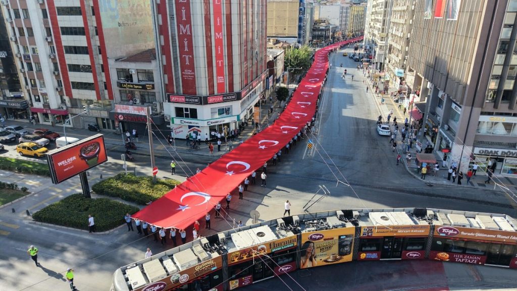 İzmir’de 9 Eylül kutlamaları ‘Zafer Yürüyüşü’ ile başladı