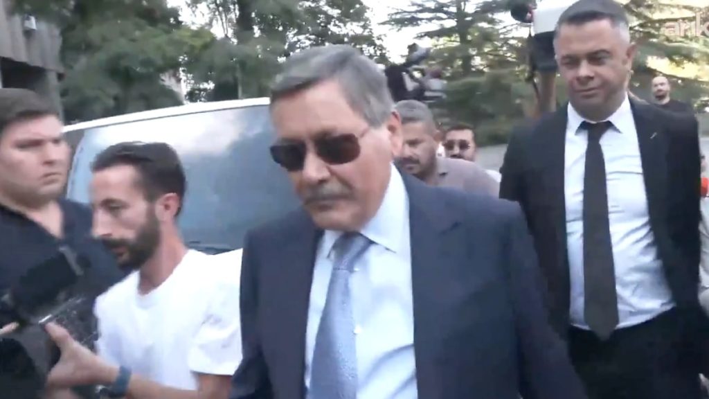 Melih Gökçek, sakız çiğneme görüntüleri ile ilgili konuştu: Adliyeye adım attığımda bitti