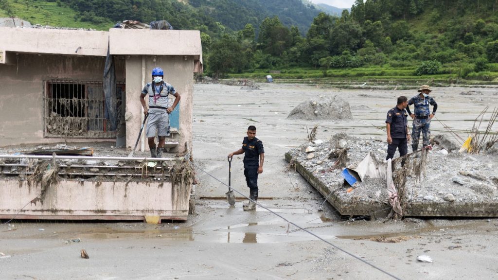 Nepal’deki selde hayatını kaybedenlerin sayısı bin 355’e yükseldi