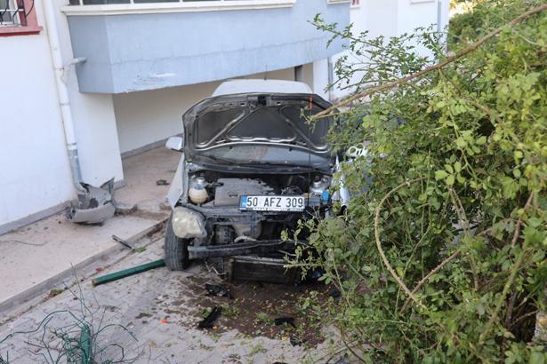 Nevşehir’de korkutan kaza! Kontrolden çıkan otomobil apartman bahçesine uçtu
