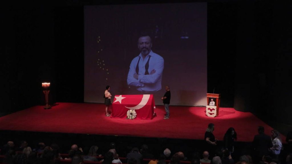 Oyuncu Serhat Kılıç’a Harbiye’de duygusal veda…