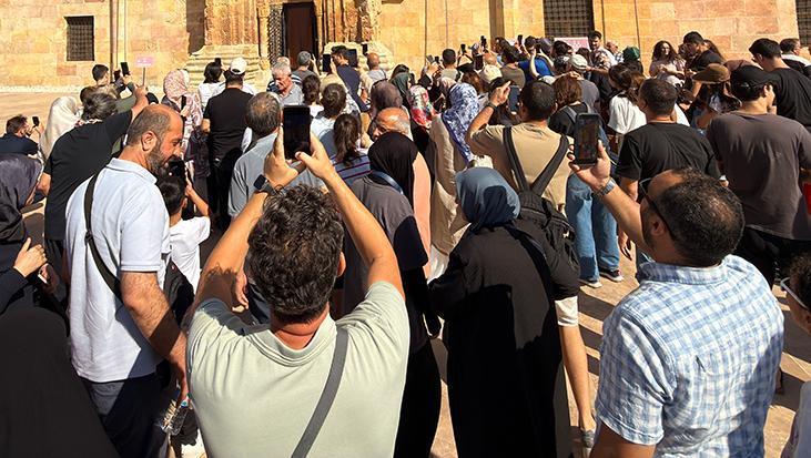 Sivas’ta ‘namaz kılan silüet’e ziyaretçi akını! Her gün aynı saatte ortaya çıkıyor