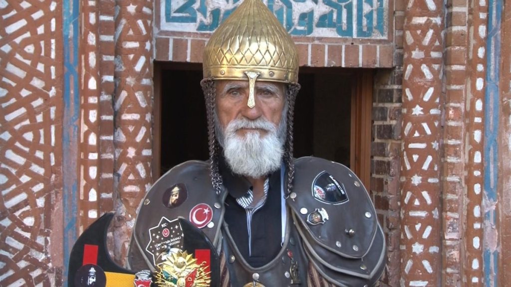 Sultan Alparslan’ın kıyafetleriyle 60 ili gezdi, Sivas’ta gençlere Malazgirt’i anlattı